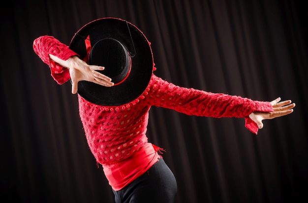 Hombre bailando danza española en ropa roja