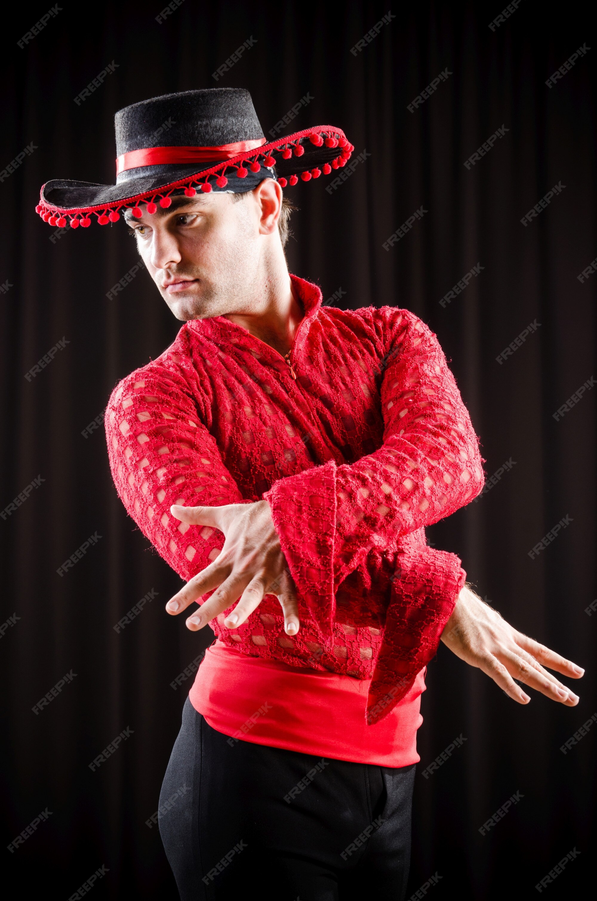 Hombre bailando danza española en ropa roja | Foto Premium