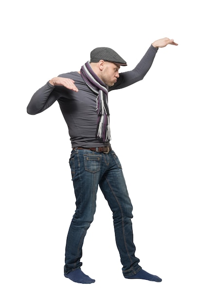 Hombre bailando con una gorra gris y una bufanda gris aislada