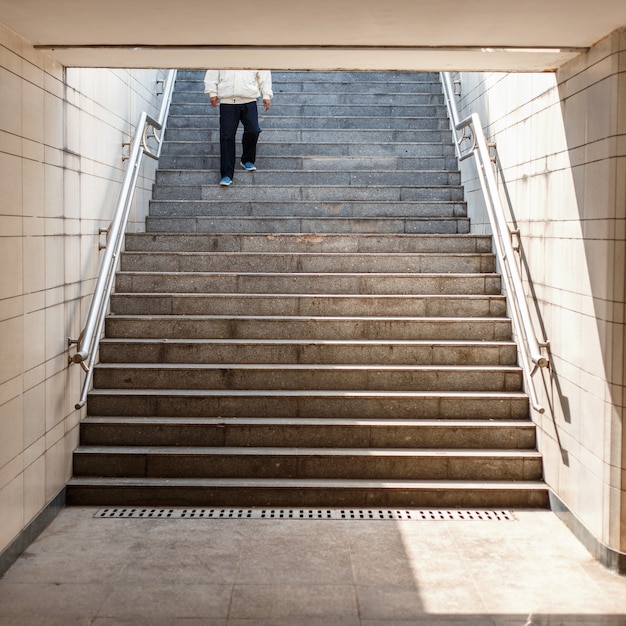 El hombre baja por las escaleras