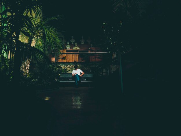 Hombre en el banco dentro del jardín del museo