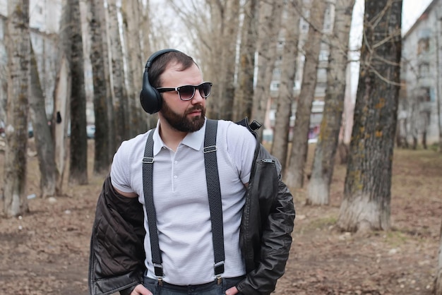 Hombre con barba y auriculares en el parque