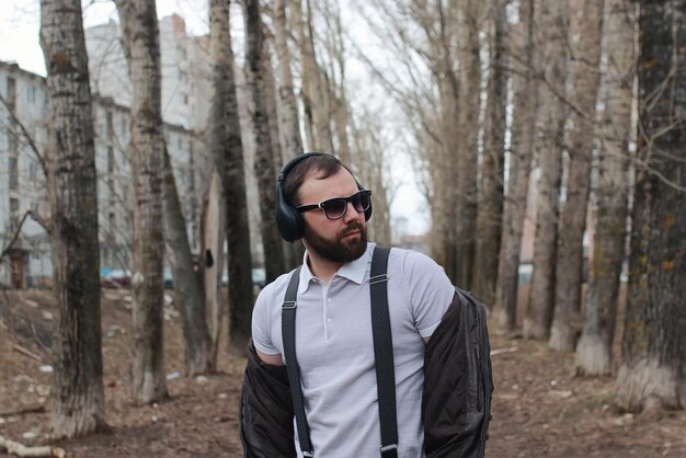 Hombre con barba y auriculares en el parque