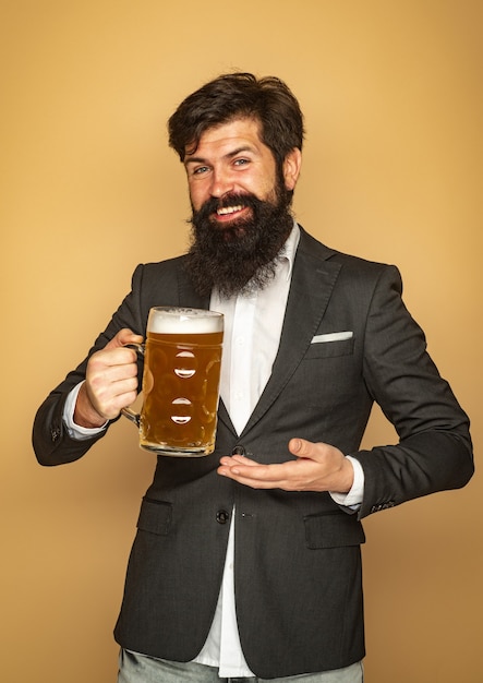 Hombre de barba bebiendo cerveza de una jarra de cerveza. Feliz, hombre sonriente, con, beer., Hombre mayor, bebida, cerveza, con