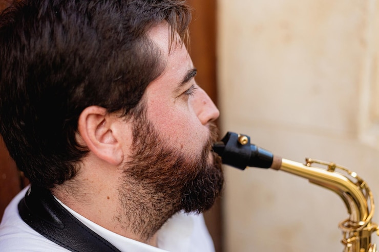 Foto un hombre con barba y bigote está tocando una flauta