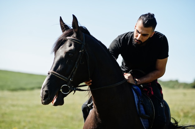 hombre barba con caballo