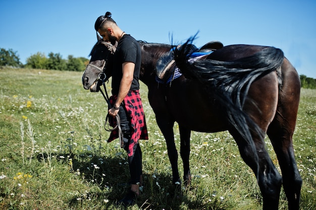 hombre barba con caballo