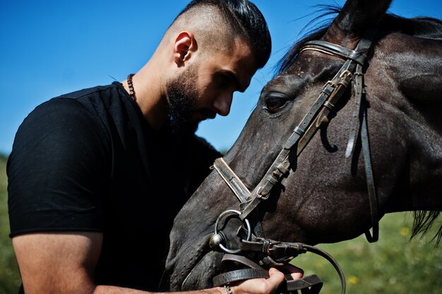 hombre barba con caballo