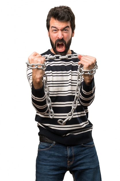 Foto hombre con barba con cadenas