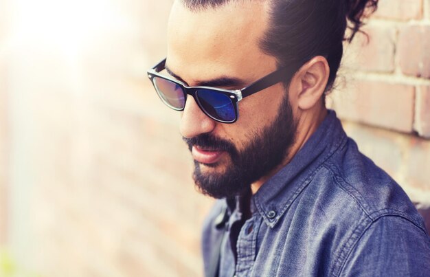 Foto hombre con barba en la calle de la ciudad