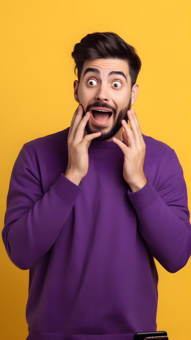 Un hombre con barba y una camisa morada y una camisa morada con un gran ojo en la cara.