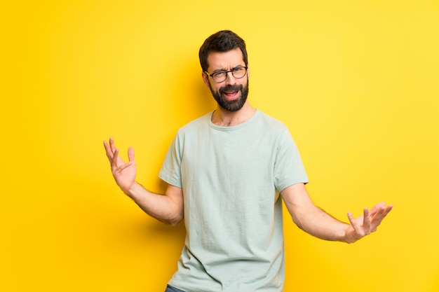 Hombre con barba y camisa verde orgulloso y satisfecho de ti mismo en concepto de amor