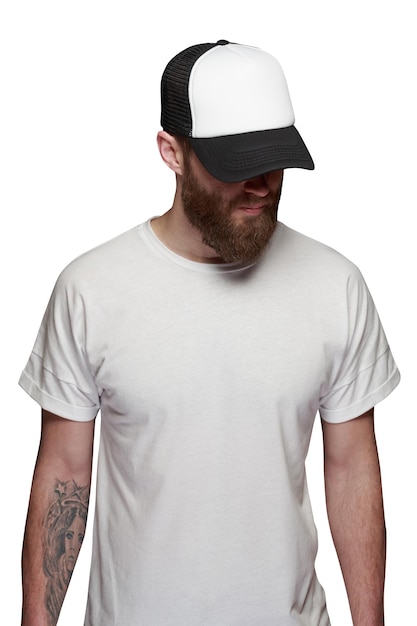 Foto hombre con barba con camiseta blanca en blanco y una gorra de béisbol aislado