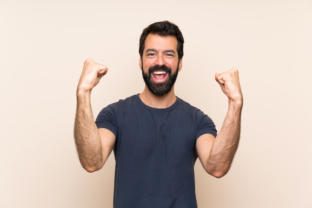 Hombre con barba celebrando una victoria