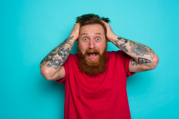 Foto el hombre con barba está confundido y estresado