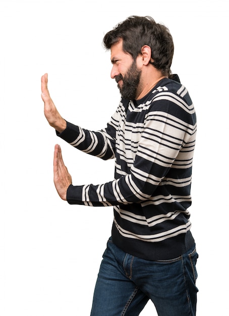 Foto hombre con barba empujando algo