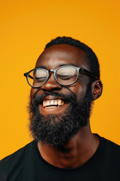 Un hombre con barba y gafas sonriendo adecuado para varios propósitos