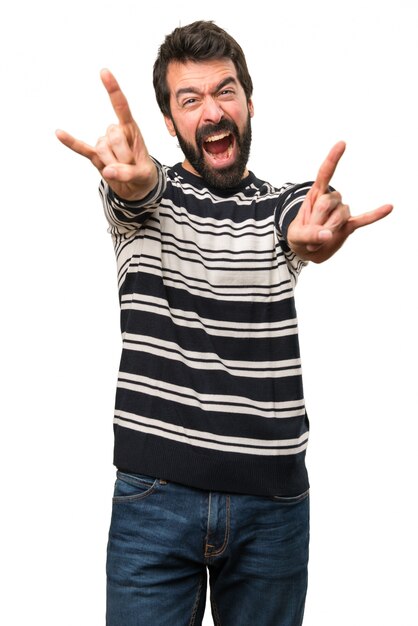 Foto hombre con barba haciendo gesto de cuerno