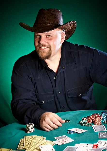 Foto hombre con barba juega al poker...