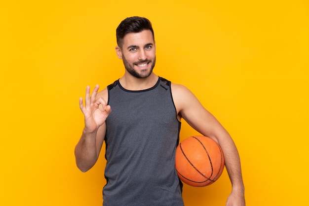 Hombre con barba jugando baloncesto sobre fondo aislado