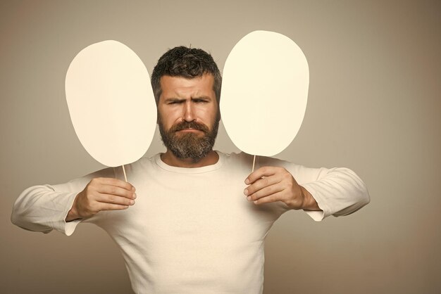 Hombre con barba larga y bigote