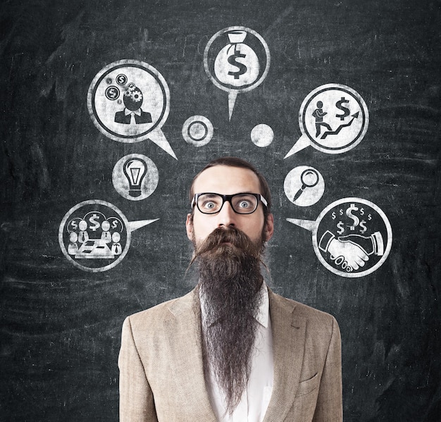 Hombre con barba larga e íconos de dinero