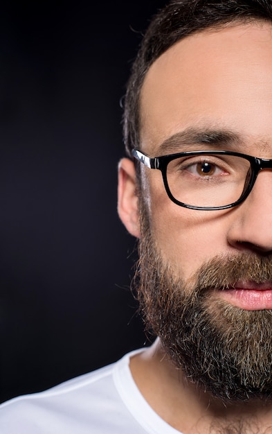 Foto hombre con barba larga y gafas.