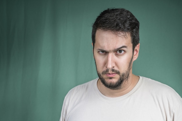 Hombre con barba y mirada interesante.