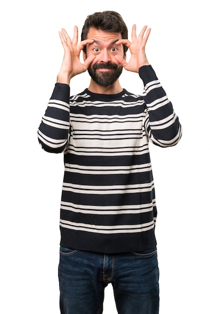 Foto hombre con barba mostrando algo