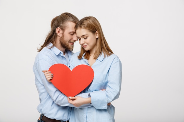 Un hombre con barba y una mujer con el pelo corto rubio