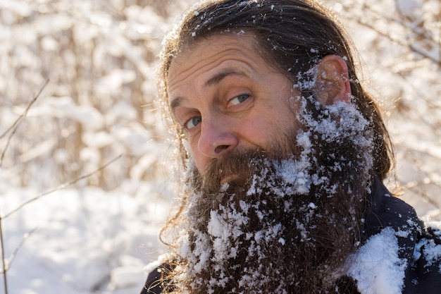 Un hombre con barba en la nieve.