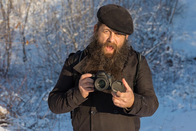 Un hombre con barba en la nieve.