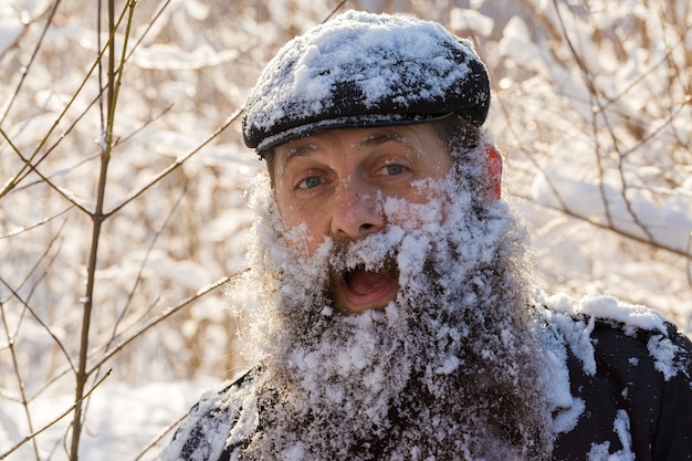 Un hombre con barba en la nieve.