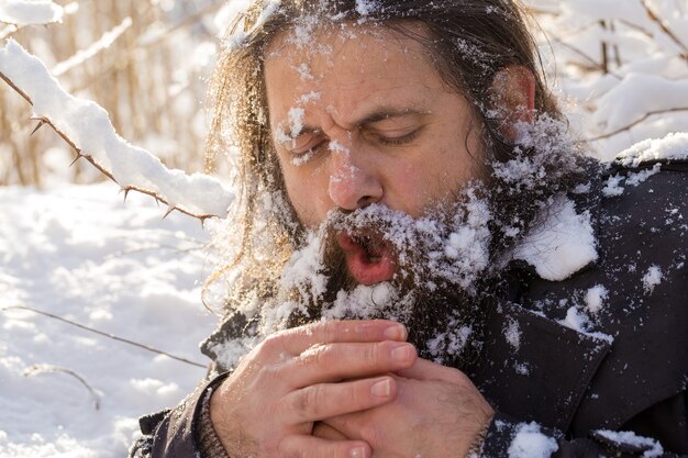 Un hombre con barba en la nieve.