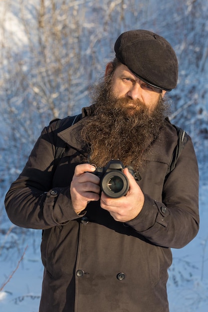 Un hombre con barba en la nieve.