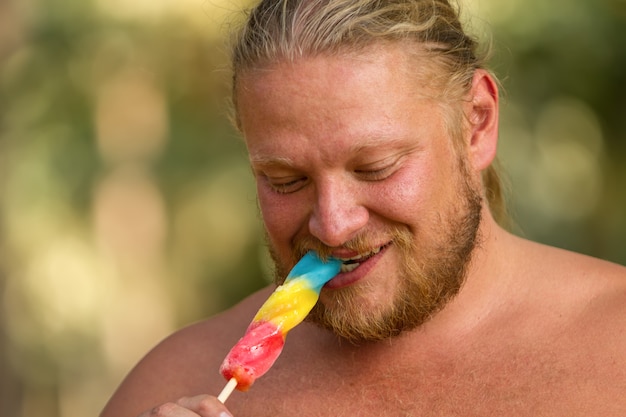 Foto hombre con barba con una paleta de colores