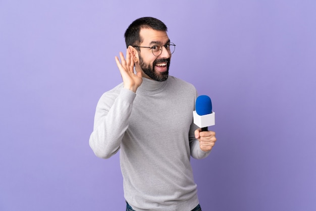 Hombre con barba sobre fondo aislado