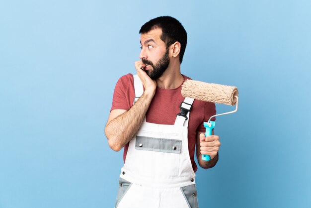 Hombre con barba sobre fondo aislado