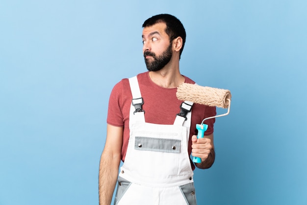 Hombre con barba sobre fondo aislado