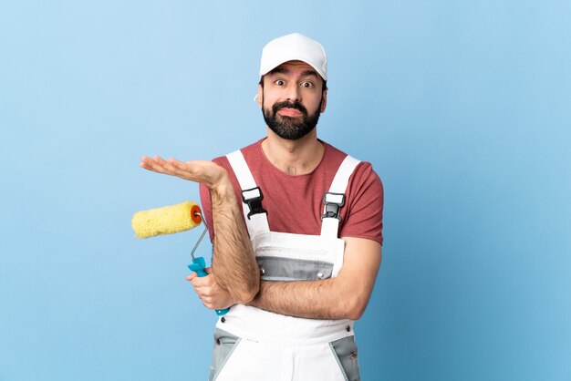 Hombre con barba sobre fondo aislado