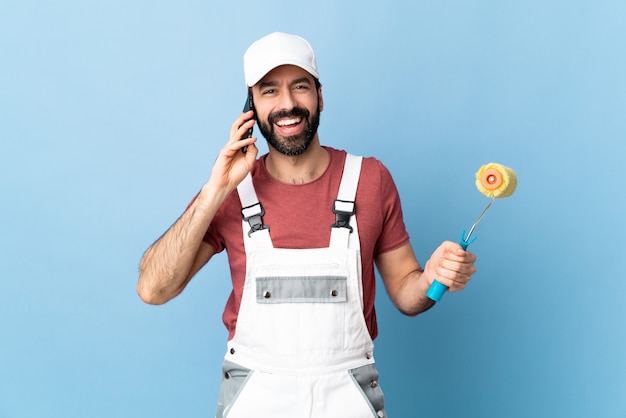 Hombre con barba sobre fondo aislado