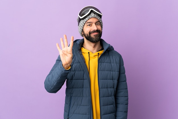 Hombre con barba sobre fondo aislado