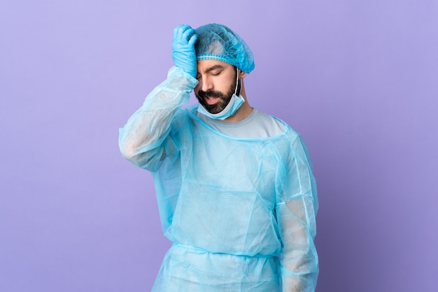 Hombre con barba sobre fondo aislado