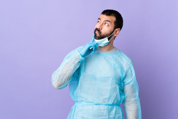 Hombre con barba sobre fondo aislado