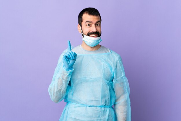 Hombre con barba sobre fondo aislado