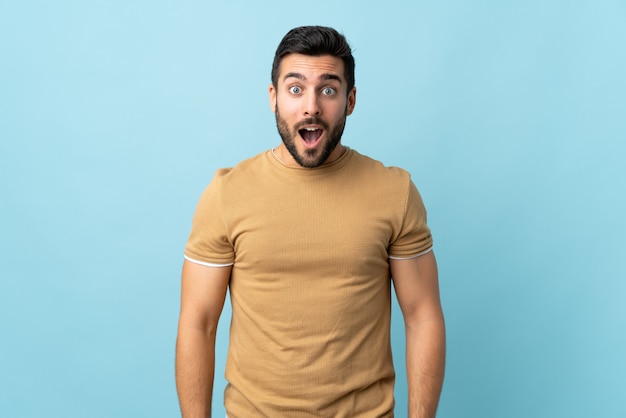 Hombre con barba sobre pared aislada