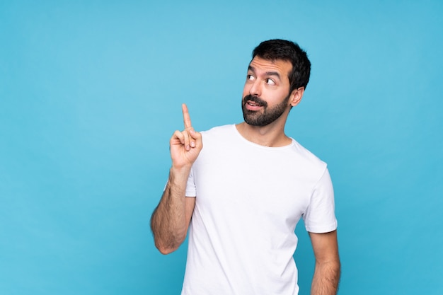 Hombre con barba sobre pared aislada