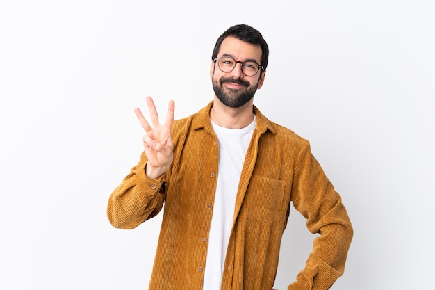 Hombre con barba sobre pared aislada