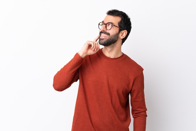 Hombre con barba sobre pared aislada