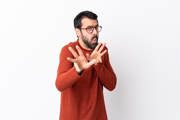 Hombre con barba sobre pared aislada